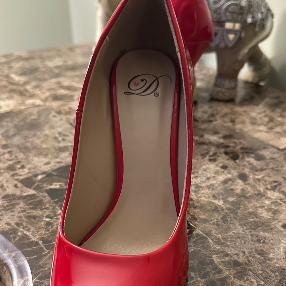 Delicious Women's Vibrant Red Heels - Picture 4 of 5